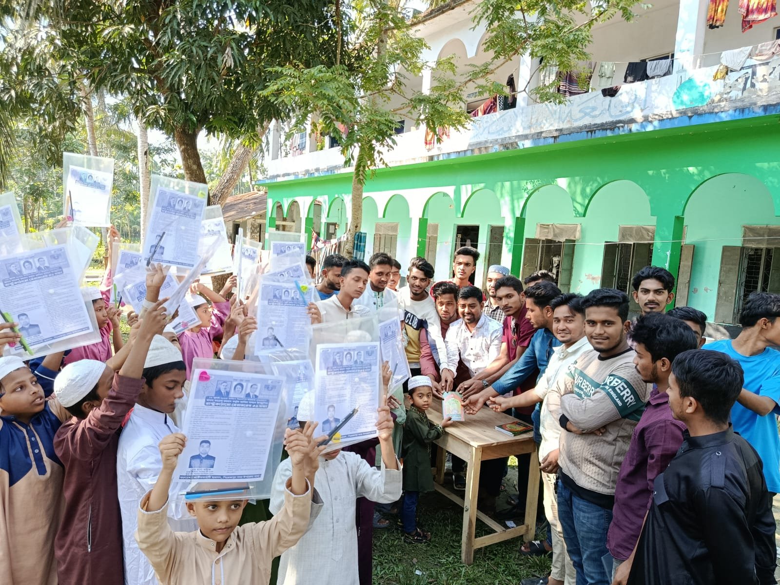 তারেক রহমানের জন্মদিনে পিরোজপুরে রানা মল্লিকের উদ্যোগে শিক্ষা উপকরণ বিতরণ